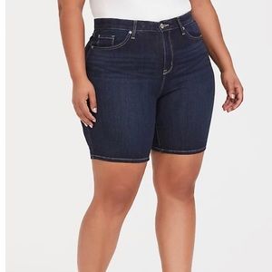 Torrid SKY HIGH SKINNY MID BERMUDA SHORT - PREMIUM STRETCH DARK WASH size 18
